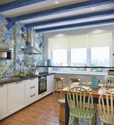 Кухня с голубыми обоями дизайн