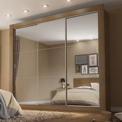 Дизайн спальни с зеркальным шкафом