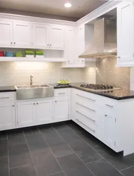 Светло серая плитка на кухне в интерьере
