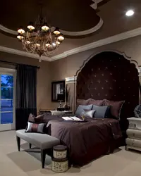 Интерьер спальни с коричневым потолком фото