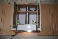 Интерьер кухни с вытяжкой в шкафу