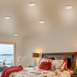 Точечные светильники в интерьере спальни