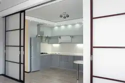 Интерьер с раздвижными дверями кухня с гостиной