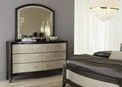 Комод с зеркалом в интерьере спальни фото