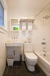 Обычный дизайн ванной комнаты с туалетом