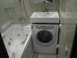 Фото маленькой ванны со стиральной машинкой