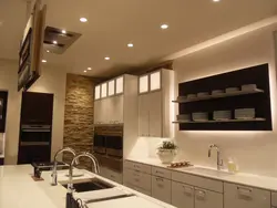 Свет на потолке в интерьере кухни