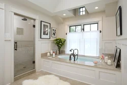 Bathroom design with 2 windows