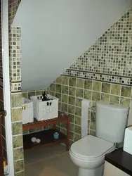 Дизайн санузла в доме под лестницей