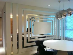 Дизайн стены в гостиной зеркалами