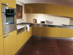 Интерьер кухни желтый коричневый
