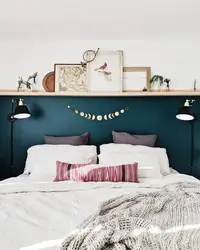 Полочки над кроватью в спальне интерьер
