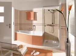 Интерьер ванной комнаты с душевой и ванной в современном стиле