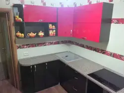 Фото маленькой кухни с одним угловым шкафом