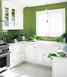 Кухня дизайн зеленый фартук