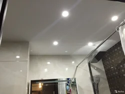 Фото натяжных потолков с точечными светильниками в ванной