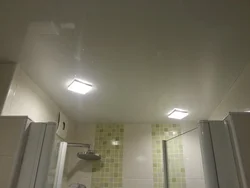 Фото натяжных потолков с точечными светильниками в ванной