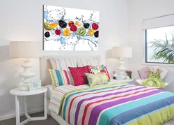 Дизайн спальни с картинами на стене