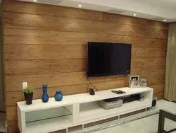 Ламинат на стене в интерьере гостиной под телевизор