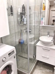 Интерьер ванной комнаты с душевой перегородкой и стиральной машиной