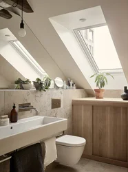 Дизайн ванной в мансарде со скошенным потолком