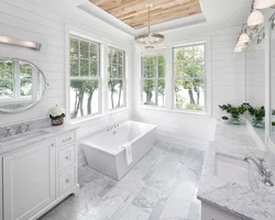 Белый и дерево в интерьере ванной фото