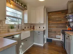 Кухня светлая с деревянной столешницей и фартуком в интерьере