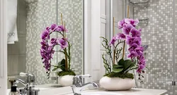 Искусственные цветы в интерьере ванной комнаты