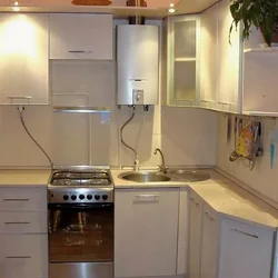 Дизайн кухни с котлом и холодильником