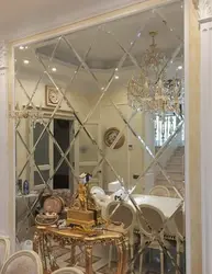 Дизайн кухни с зеркальной плиткой на стене