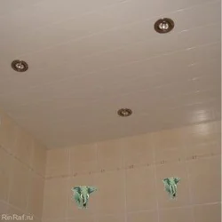 Потолок из пвх панелей в ванной фото