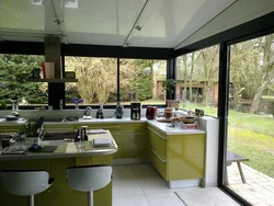 Кухня на террасе загородного дома фото