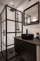 Ванная комната с черной сантехникой фото