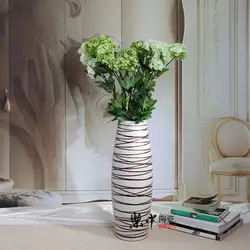 Напольная ваза с цветами в интерьере в гостиной