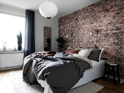 Кирпичная стена в интерьере спальни