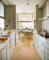 Дизайн узкой кухни в 2 окна