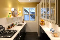 Дизайн узкой кухни в 2 окна