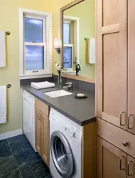 Интерьер ванной комнаты со столешницей под стиральную