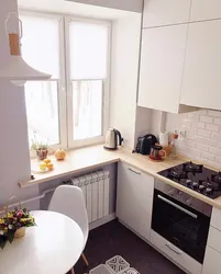 Дизайн маленькой кухни с окном и холодильником фото