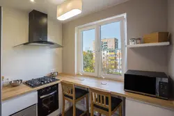Дизайн маленькой кухни с окном и холодильником фото