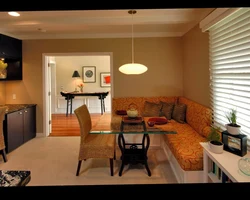 Дизайн гостиной с диваном и столом фото