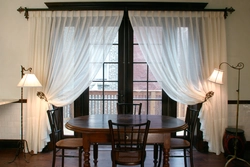 Интерьер штор на кухне с двумя окнами