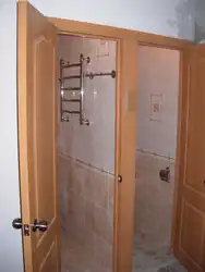 Фото дверей в маленькой ванне