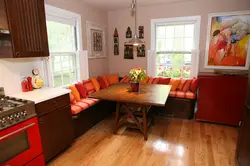 Кухня с диванчиком и столом фото