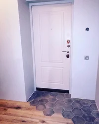 Плитка у входной двери в прихожей и ламинат фото