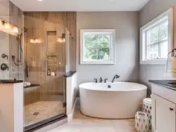 Дизайн ванной комнаты с душем с окном
