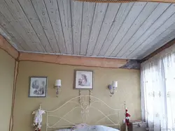 Вагонка на потолке квартиры фото