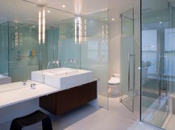 Дизайн ванной комнаты со стеклянной перегородкой для ванны