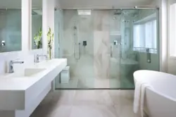 Дизайн ванной комнаты со стеклянной перегородкой для ванны