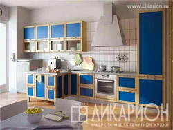 Кухня дерево с синим фото